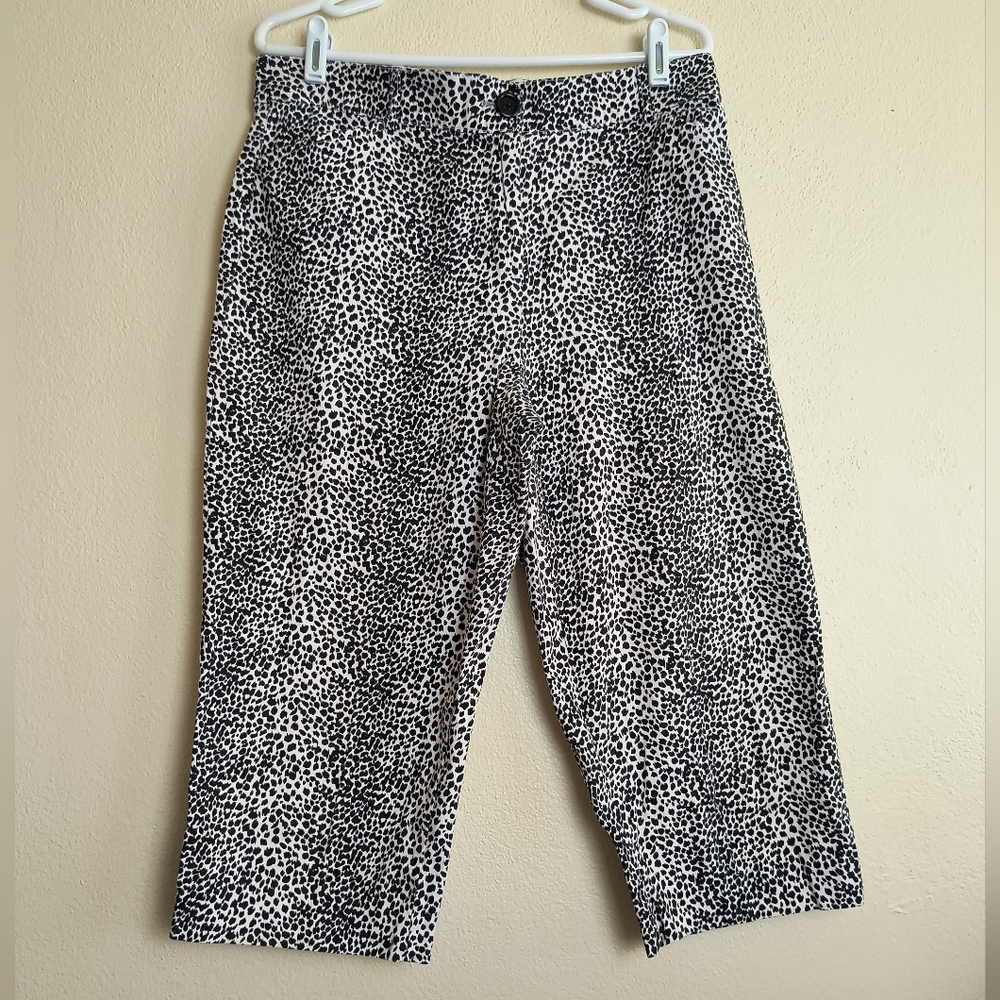 Counterparts 12 Black and White Leopard Print Capris